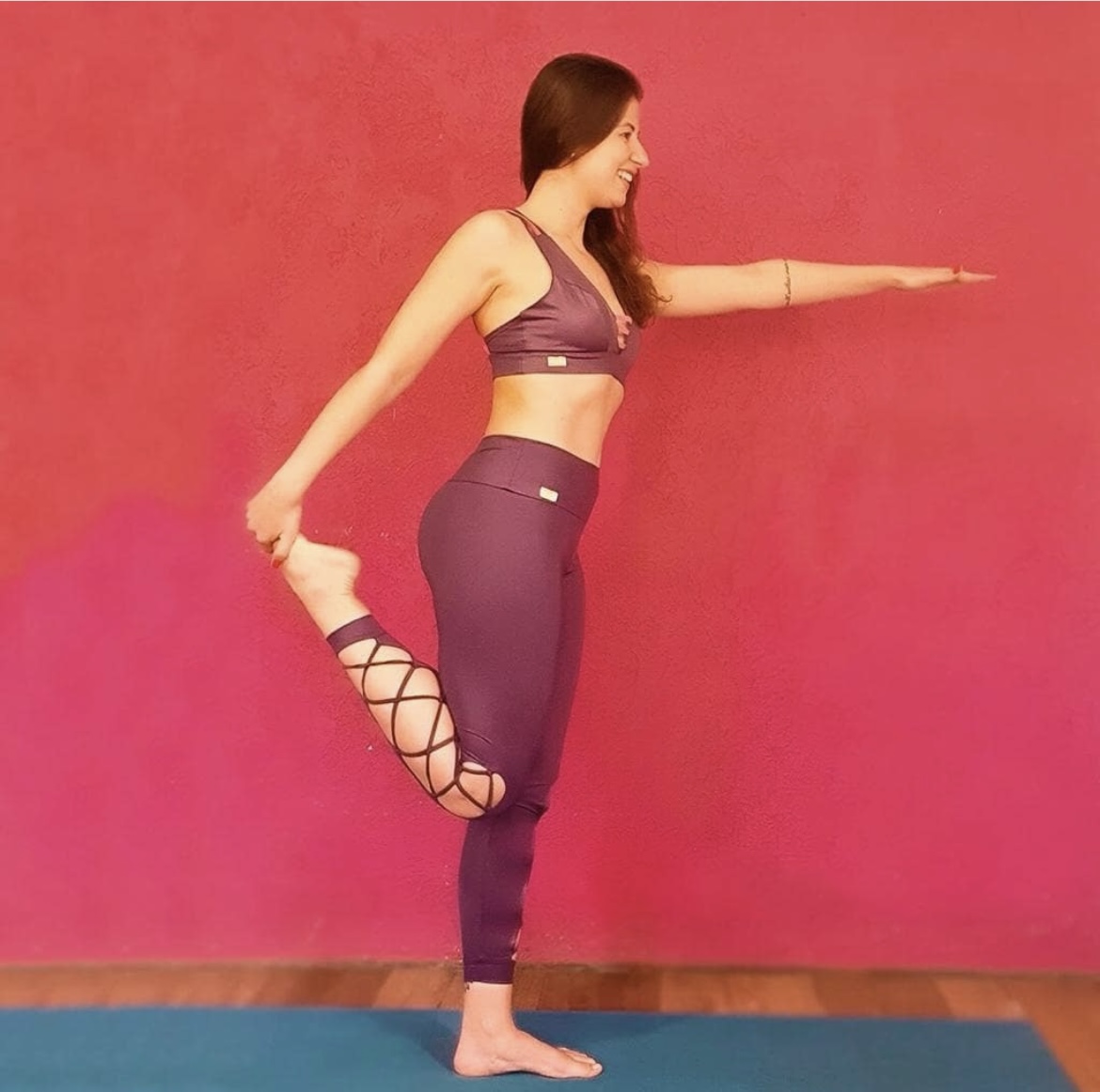 Isis Thums em prática de yoga