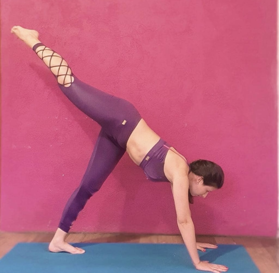 Isis Thums em postura avançada de yoga